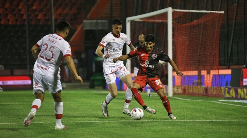 Maxi Comba tuvo dos chances claras en el inicio del partido.