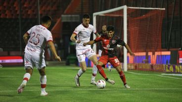 Maxi Comba tuvo dos chances claras en el inicio del partido.