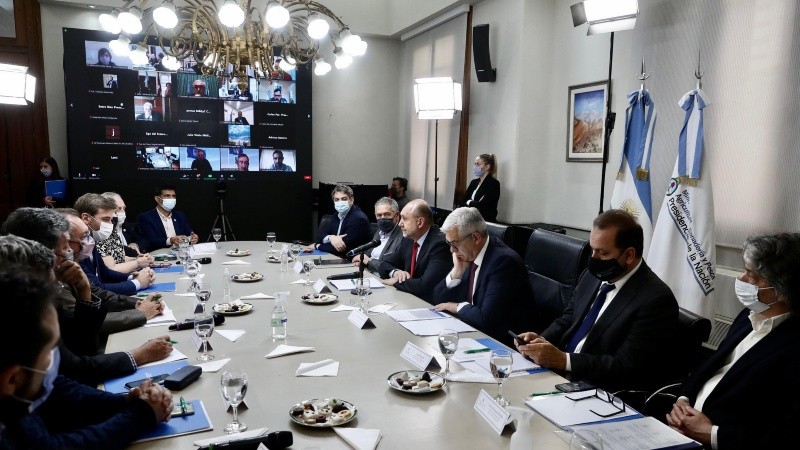 Por la tarde se reunirán con la Mesa de Enlace para destrabar el conflicto por la exportación de carne.