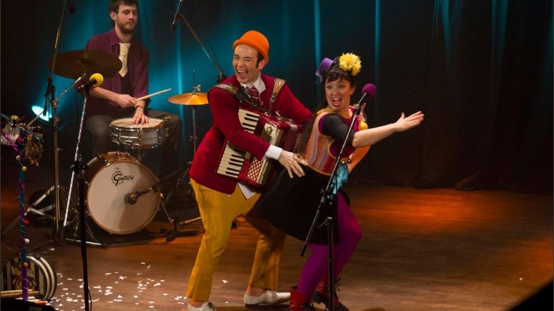 El Casi Cirk está integrado por  Maru De Rosa, Facundo Fernández, Luciano Duri, Gabriel Coronel y Francisco Marti.