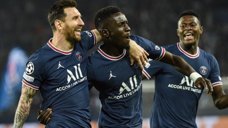 Messi y Gueye festejan para la victoria parisina frente al Manchester City.