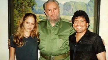 Mavys Álvarez y Diego Maradona junto a Fidel Castro, durante la estadía del "Diez" en Cuba.