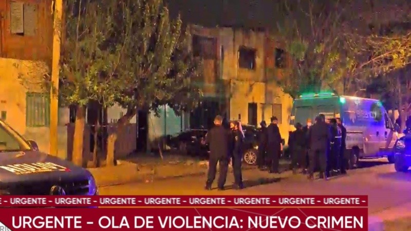 La policía trabajaba en la zona del crimen.