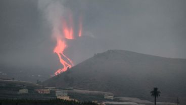 La lava del volcán llegó al mar.