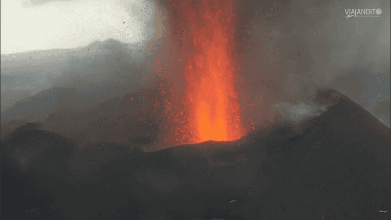 La lava ha estado fluyendo por el flanco occidental del volcán Cumbre Vieja hacia el mar desde el 19 de septiembre.