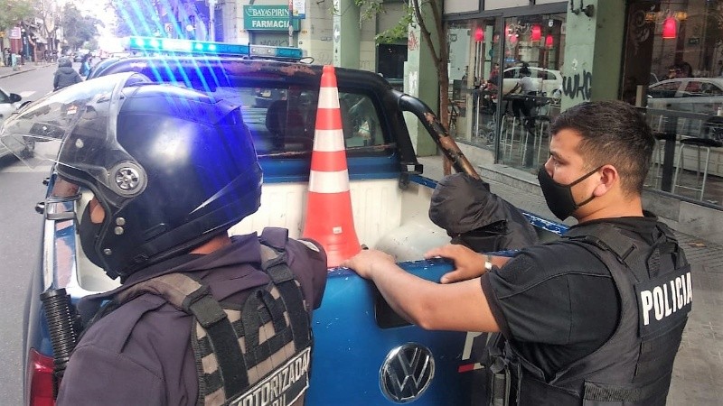 El ladrón fue trasladado en una camioneta policial.