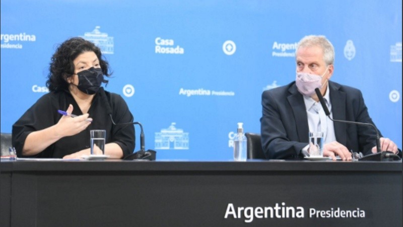 La ministra Carla Vizzotti y el ministro Jaime Perczyk durante la conferencia de prensa.