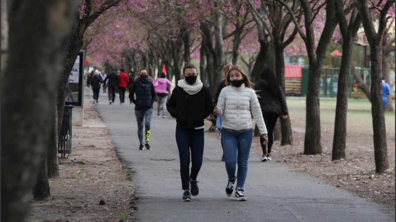 Al aire libre, y al caminar solo, se puede no usar tapabocas.