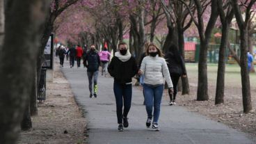 Al aire libre, y al caminar solo, se puede no usar tapabocas.