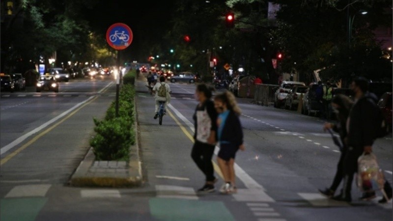 Las restricción vehicular se mantiene a la madrugada.