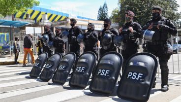 El operativo de seguridad en el ingreso al estadio.