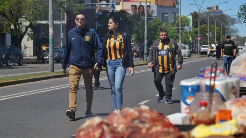 Los hinchas llegando a la cancha este domingo.