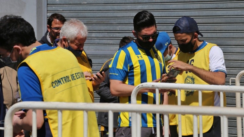 Expectativa en el ingreso al estadio.