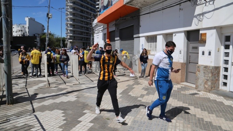 Hinchas canallas al llegar al estadio.