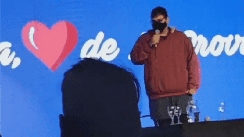 Tras la viralización del video, el joven que tomó el micrófono durante el acto publicó comentarios en Twitter.