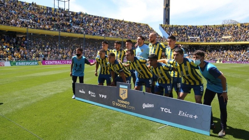 La formación del equipo con la gente en las tribunas.