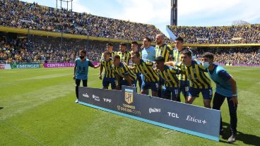 La formación del equipo con la gente en las tribunas.