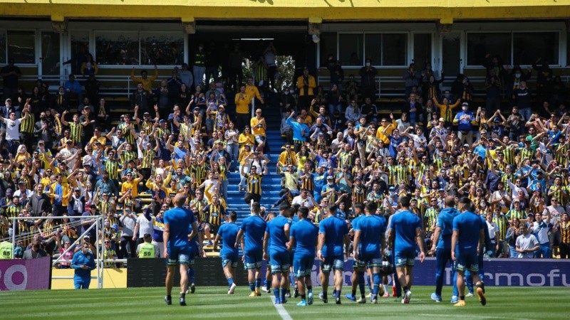 Los jugadores y la gente al finalizar el precalentamiento.