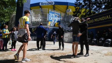 La requisa en las afueras del estadio.