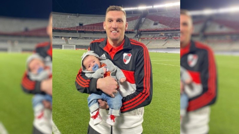 La felicidad de Franco Armani: con su hijo en brazos en el Monumental.
