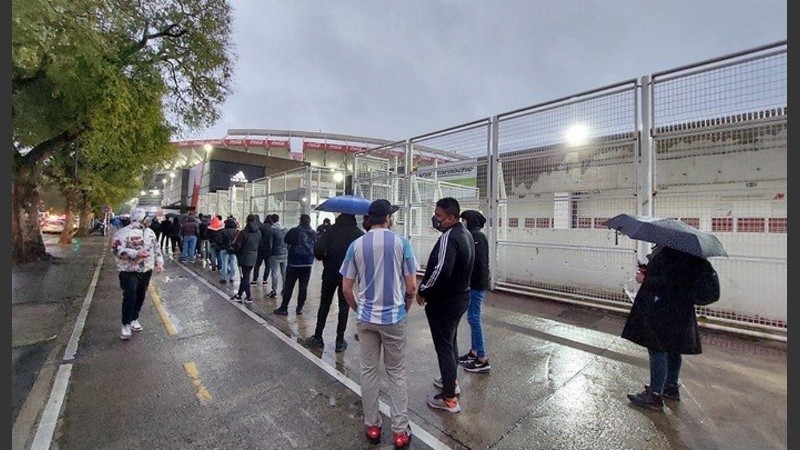 Los hinchas argentinos hicieron largas colas en el partido previo, ante Bolivia.