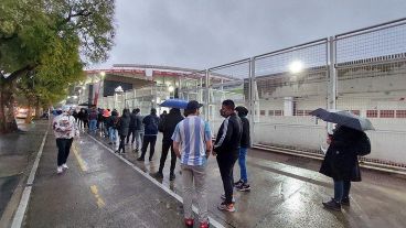 Los hinchas argentinos hicieron largas colas en el partido previo, ante Bolivia.