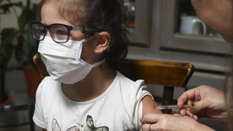 Tras el anuncio oficial del inicio de vacunación en chicos, la Sociedad Argentina de Infectología Pediátrica solicitó, a través de comunicados de las dos entidades, mayor evidencia científica sobre la aplicación.