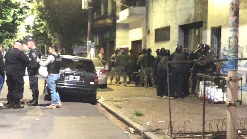Tres policías fueron asistidos por heridas de bala.