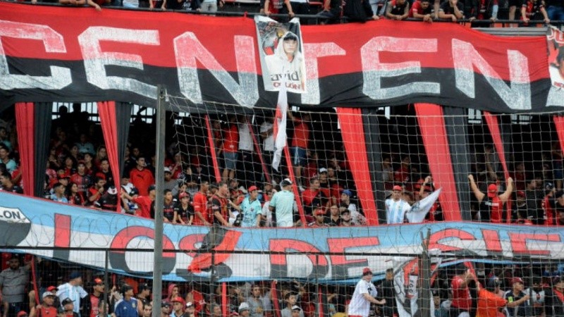 Desde el ministerio de Seguridad indicaron que hay pruebas del vínculo entre un dirigente y la barra.