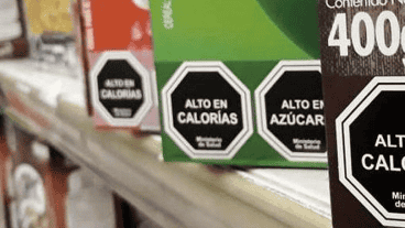 La etiqueta deberá ser octogonal negra, con borde y letras de color blanco.