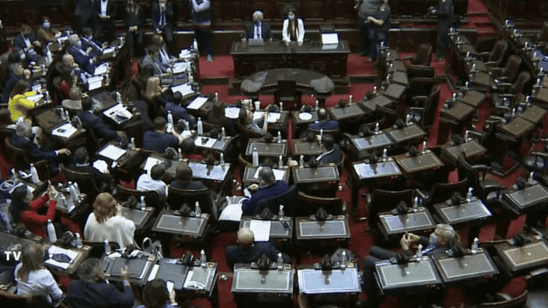 La oposición no se presentó al recinto y bloqueó la ley.