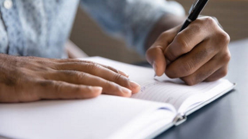 R. aprendió a leer y escribir a los 44 años, cuando estaba preso. 