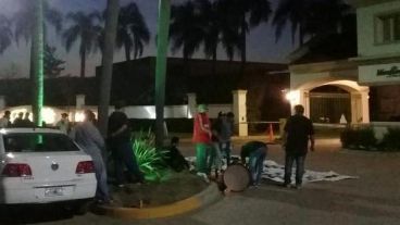 Chacareros y camioneros protestaron en 2019 frente al barrio privado de Funes adonde vivía Casanovas