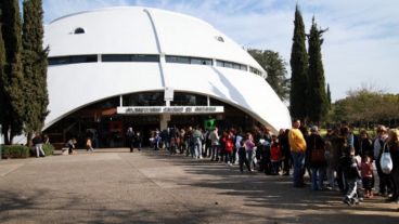 El planetario local atenderá consultas y guiará a las personas interesadas.