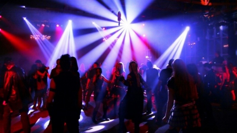 Los boliches podrán abrir con baile al aire libre desde este sábado. 