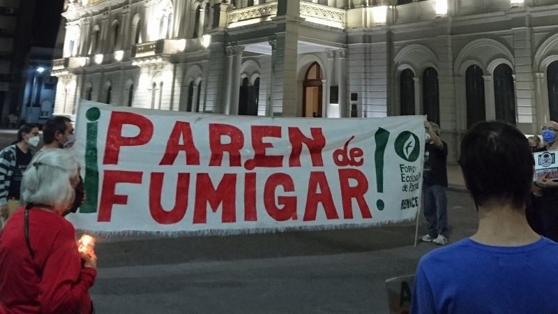 La actual ley permite aspersiones con agrotóxicos muy cerca de zonas pobladas. 