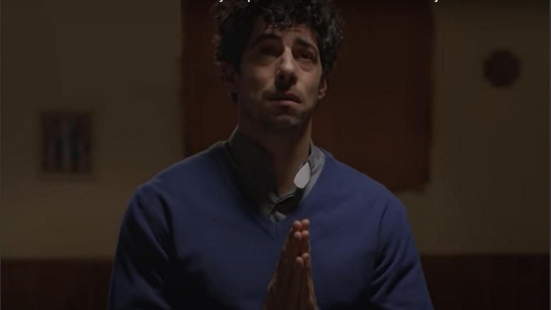 El Padre Lorenzo se debate entre lo que siente por Lola y la fe.