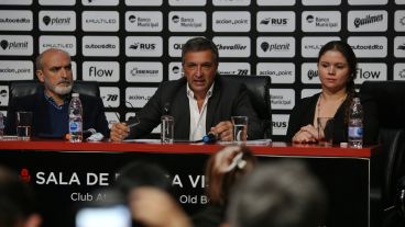 Astore fue muy duro con la comisión anterior por la situación que encontró en Newell's