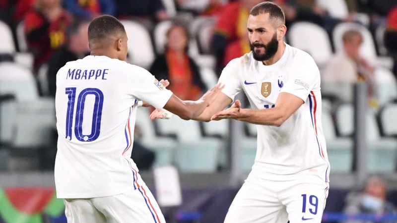 Mbappé y Benzema festejan el pasaje a la final de la Liga de las Naciones.