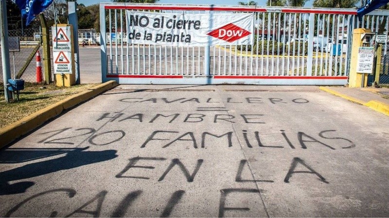 La empresa petroquímica Dow Argentina comunicó en agosto de 2021 a sus empleados que para mayo de 2022 planeaba cerrar su planta ubicada en Puerto General San Martín.
