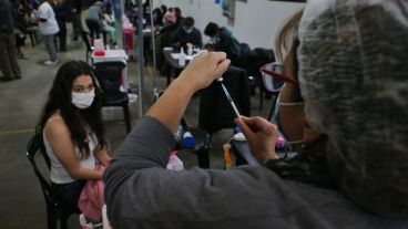 Remarcan la importancia de continuar la vacunación para contener la pandemia.