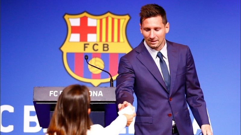 Antonela le dio un pañuelo a Messi, que no pudo contener su emoción durante la conferencia de prensa.