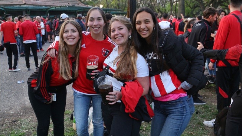 De a poco, el Parque Independencia se fue colmando de hinchas rojinegros.