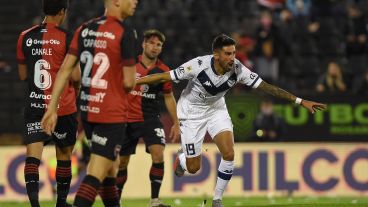 Lucero le ganó a Negri en el área y metió el primer de cabeza