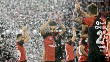 Scocco y sus compañeros saludan a los hinchas en el regreso al Coloso
