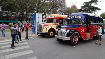 En calle Wheelwright y Balcarce había una muestra de colectivos antiguos.