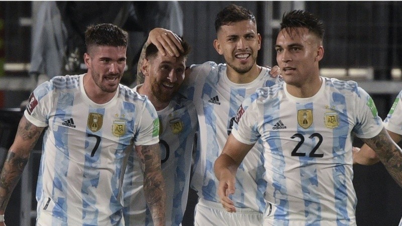 De Paul, Messi, Paredes y Lautaro celebran uno de los goles del equipo albiceleste.