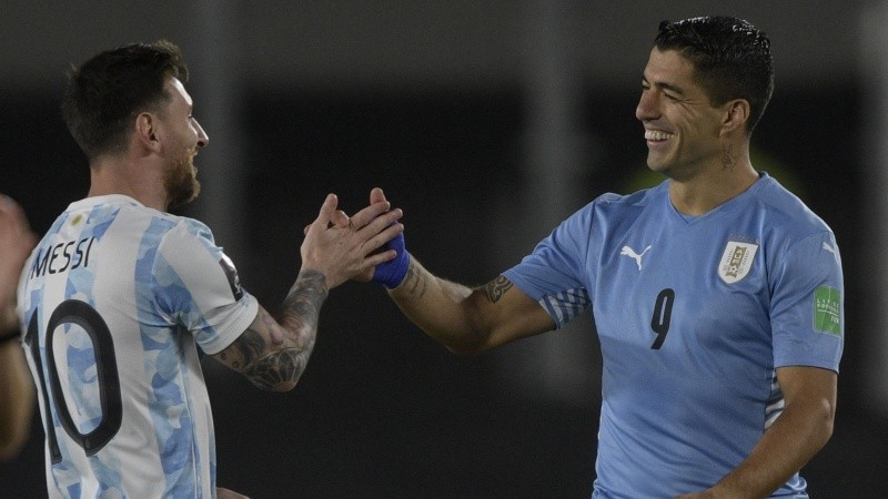 Antes del partido Messi se saludó con su amigo Suárez
