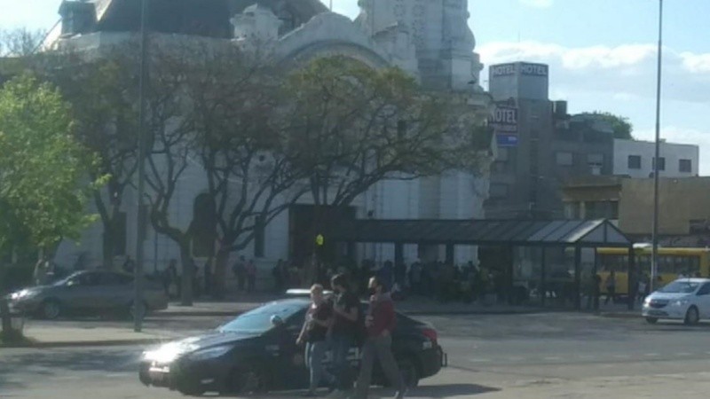La terminal quedó desalojada este lunes a la tarde.
