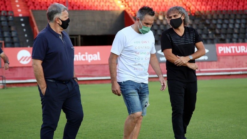 Larry Saldaña, en una de sus visitas al Coloso en los últimos años, en un homenaje a los campeones